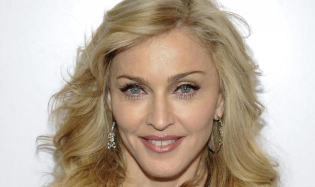 Madonna: Στα 56 ποζάρει και μας δείχνει τις καινούριες και πολύ sexy μπότες της!