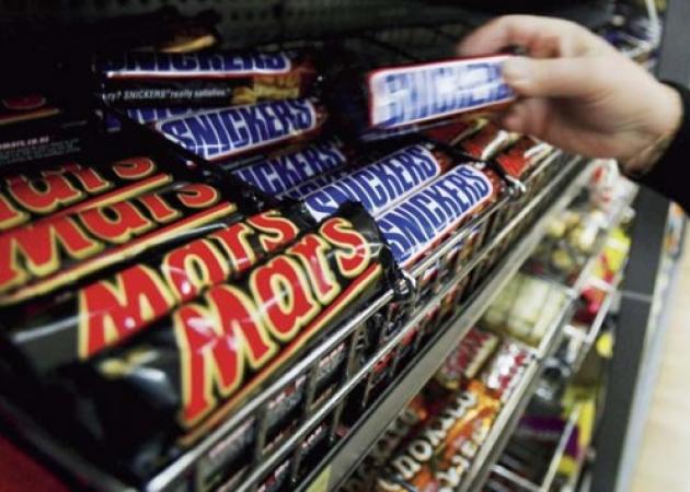 Συναγερμός και στην Ελλάδα! Ανακαλούνται τα προϊόντα Mars και Snickers