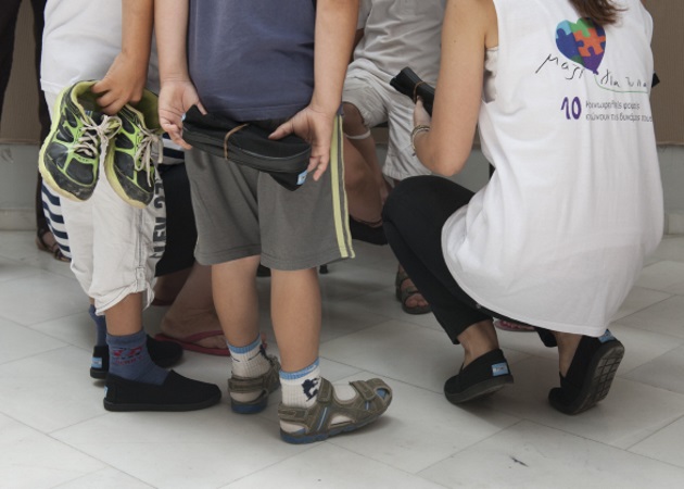 Μαζί για το Παιδί: Διανομή καινούργιων παπουτσιών σε άπορα παιδιά