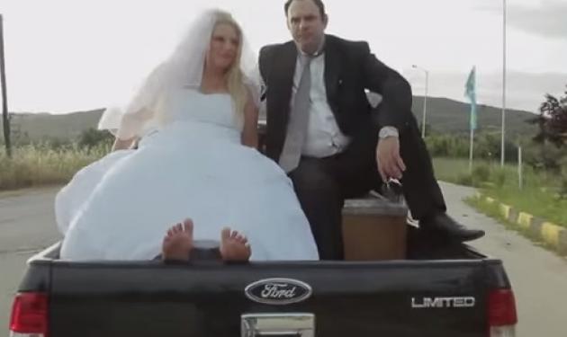 Το πιο τρελό βίντεο γάμου που έχεις δει ποτέ έγινε στην Πάτρα! Η νύφη έπεσε στη θάλασσα…