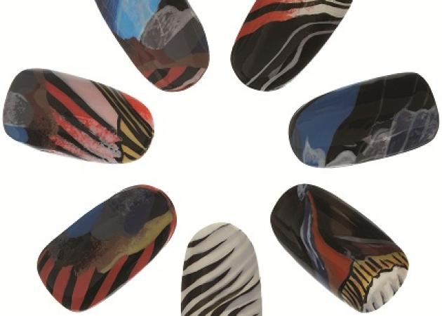 Νέα ιδέα για μανικιούρ! Τα nail stickers της Mary Katrantzou!