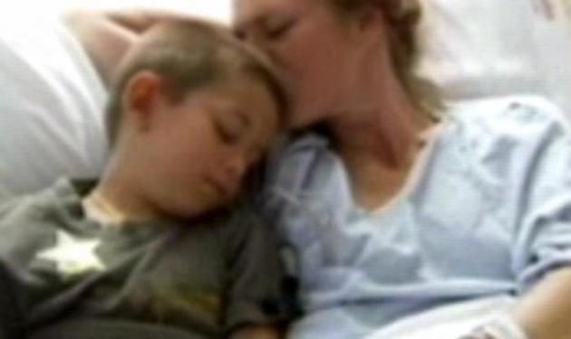 8χρονος έσωσε τη ζωή της μητέρας του με απίστευτο τρόπο