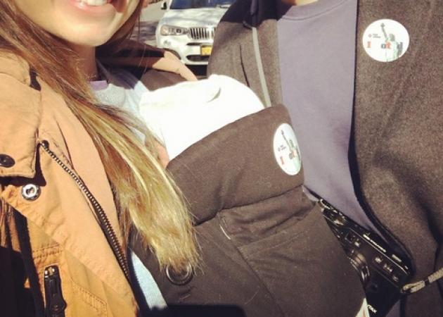 Πασίγνωστη ηθοποιός πήγε να ψηφίσει “δαγκωτό” Hillary Clinton με τη νεογέννητη κόρη της αγκαλιά!