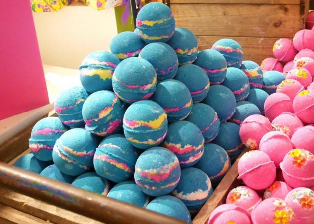 #ilovemyjob! Οι υπάλληλοι των Lush cosmetics έκαναν tattoo αυτά τα διάσημα bath bombs!