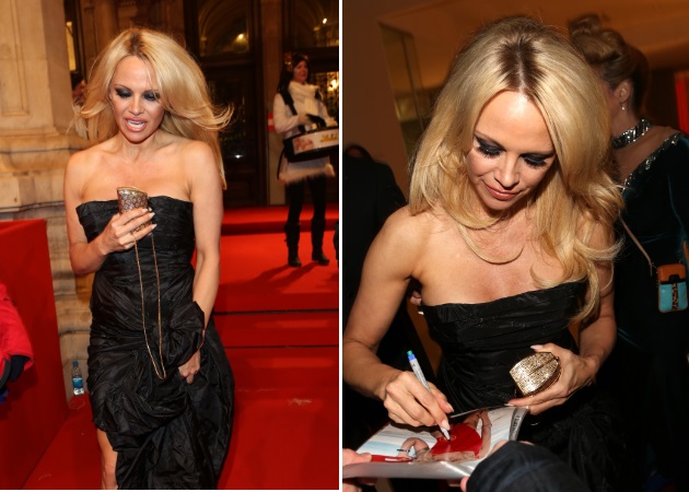 Pamela Anderson: Παραλίγο σέξι ατύχημα… Το φόρεμα της αδυνατούσε να κρατήσει το πληθωρικό της στήθος!