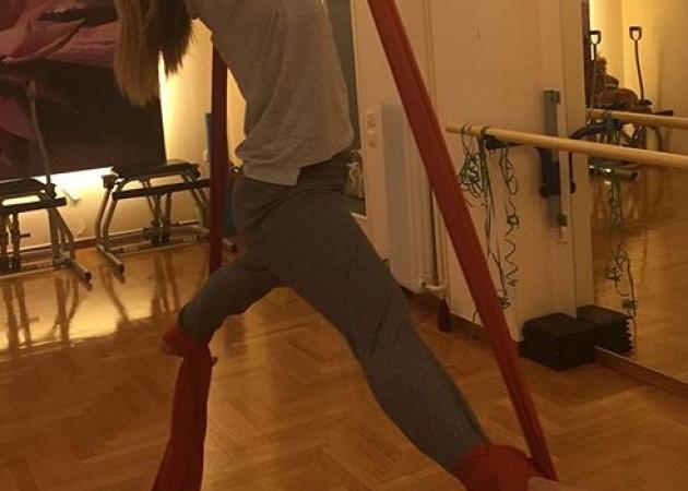 Ποια Ελληνίδα ηθοποιός κάνει aerial yoga;