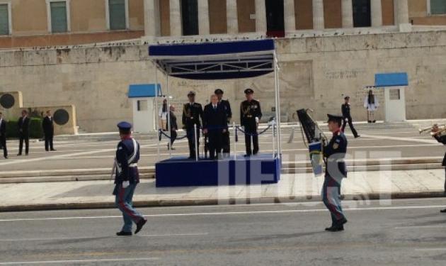 Ξεκίνησε η “πριβέ” παρέλαση – Χιλάδες αστυνομικοί απέκλεισαν το κέντρο