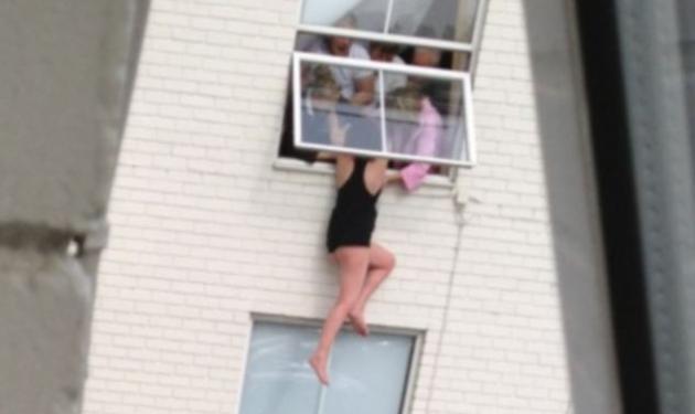 Το γύρο του διαδικτύου κάνει η φωτογραφία με την 25χρονη που προσπάθησε να πέσει από το παράθυρο!