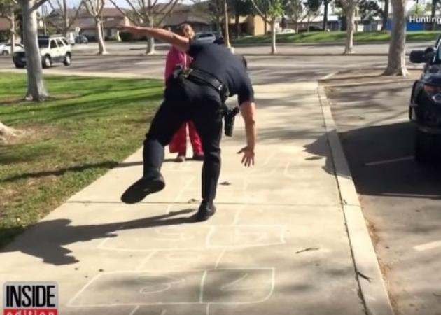 Αστυνομικός παίζει κουτσό με άστεγη 11χρονη και γίνεται viral – Βίντεο