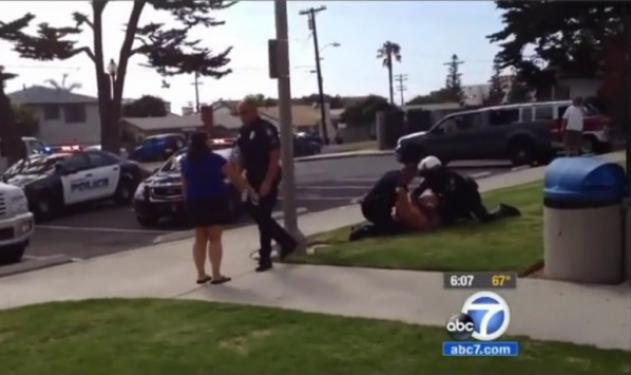Σοκαριστικές εικόνες: Αστυνομικός γρονθοκοπεί γυναίκα επειδή δεν φορά ζώνη!