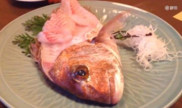 Το γεύμα του…τρόμου! Μισοφαγωμένο ψάρι κουνιέται και πετάγεται από το πιάτο! Βίντεο