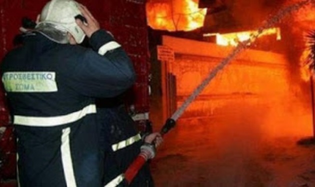 Φωτιά σε κτίριο στην Ιερά Οδό – Στο νοσοκομείο δύο άτομα