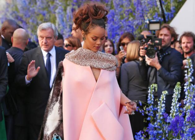 Η Rihanna έκανε το σχεδιαστικό ντεμπούτο της για τον Dior!