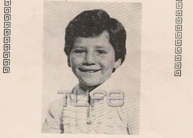 Σάκης Ρουβάς: Όταν έπαιζε σε θεατρική παράσταση με την μητέρα και τον πατέρα του το 1976! Αποκλειστικές φωτογραφίες