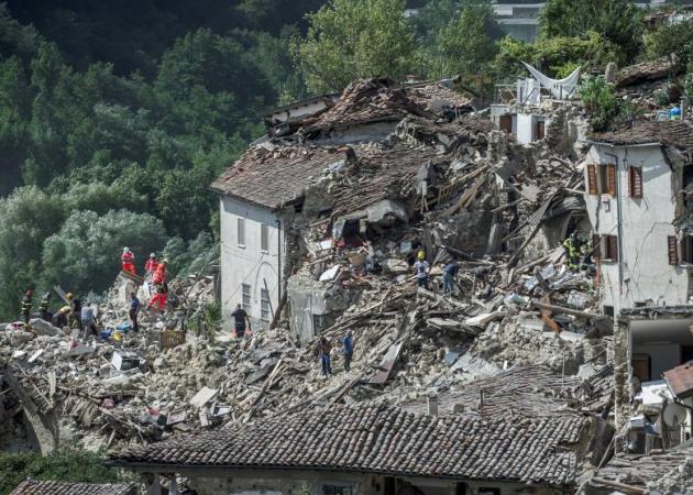 Σεισμός στην Ιταλία: Εικόνες σοκ μετά το πέρασμα του Εγκέλαδου