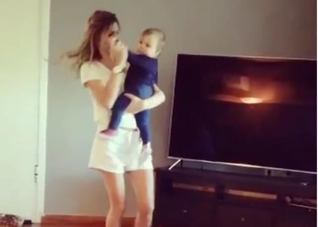 Νατάσα Σκαφιδά: Χορεύει το “Shape of you” με την 11 μηνών κόρη της! [vid]