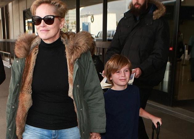 Sharon Stone: Στο αεροδρόμιο με τον δεύτερο γιο της!