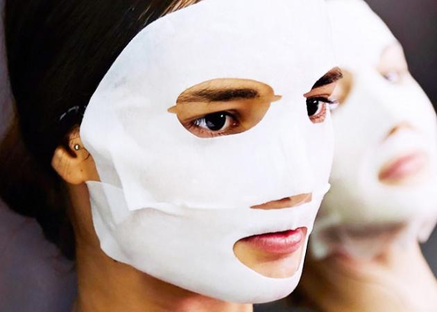 Boo! Θα άντεχες να βάλεις εκατό sheet masks στο πρόσωπό σου; Κάποιος το έκανε!