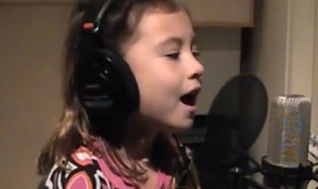 7χρονη με αγγελική φωνή τραγουδάει για τη νεκρή μητέρα της