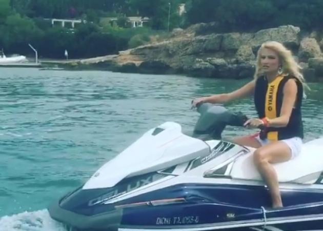 Φαίη Σκορδά: Πρωινή βόλτα με το jet ski! Video