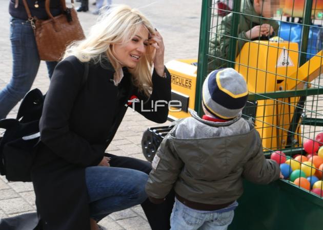 Φαίη Σκορδά: Γιορτινές βόλτες με τους γιους της πριν την αλλαγή του χρόνου! [pics]