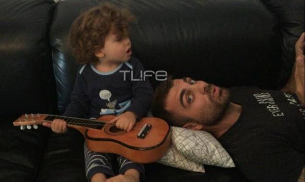 Στέλιος Χανταμπάκης: Ο δύο ετών γιος του τραγουδά το “Έμεινα εδώ” κι εκείνος λιώνει! Βίντεο