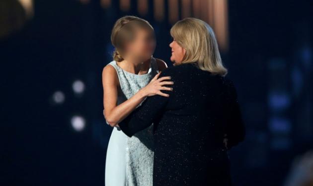 Πάσχει από καρκίνο η μητέρα διάσημης τραγουδίστριας – Συγκίνηση για τις δυο γυναίκες στη σκηνή