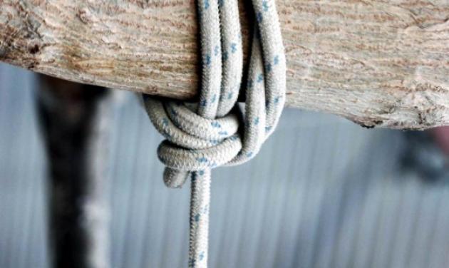 Τραγικές στιγμές – Βρήκε τον γιο του κρεμασμένο μέσα στη στάνη