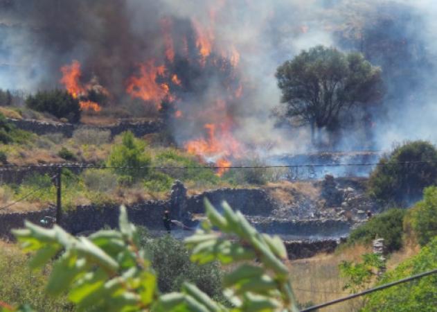 Σύρος: Ανεξέλεγκτη φωτιά απειλεί σπίτια – Εκκενώθηκε κατασκήνωση με παιδιά