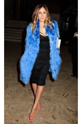 H Sarah Jessica Parker με μπλε γούνινο πανωφόρι