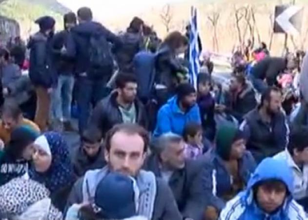 Τέμπη: Πρόσφυγες με παιδιά στην αγκαλιά στην εθνική οδό – Έσπασαν το φράχτη στα Διαβατά και πάνε στα σύνορα!