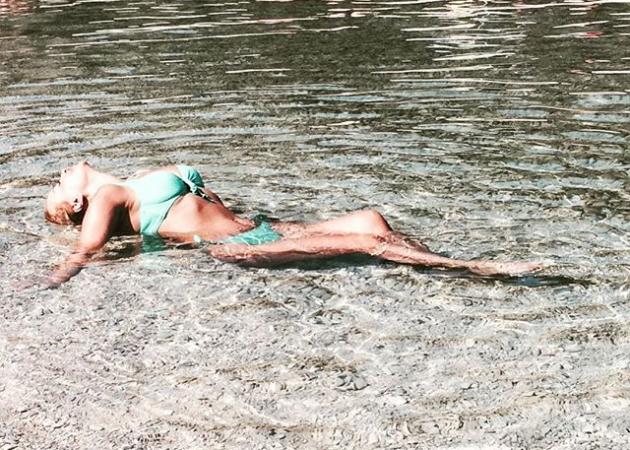Τέτα Καμπουρέλη: Ποζάρει topless στην παραλία και… εντυπωσιάζει! Φωτό