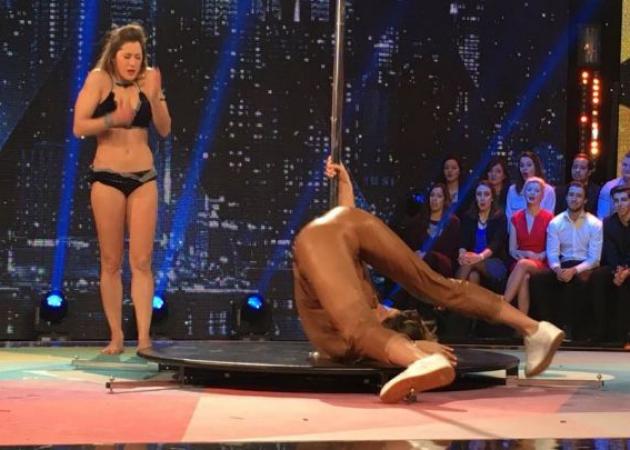 Απίστευτη τούμπα! Καλλονή πήγε να κάνει pole dance και έπεσε με το κεφάλι στο έδαφος – Video