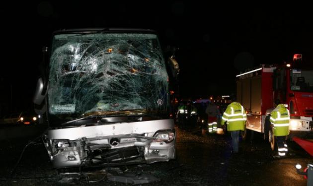 Θανατηφόρο τροχαίο στην Αθηνών – Λαμίας! Τροχός αυτοκινήτου “καρφώθηκε” σε λεωφορείο!