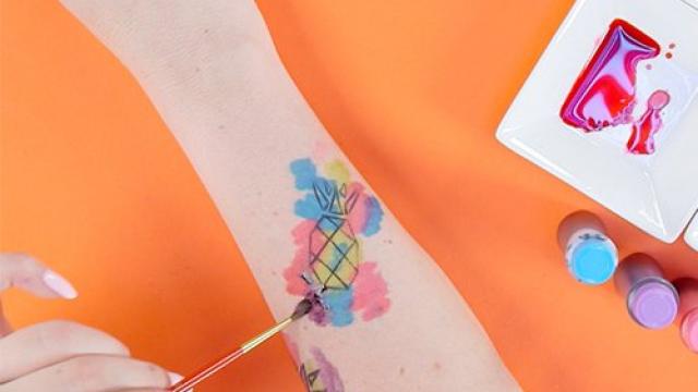 Πώς να κάνεις μόνη σου ένα tattoo χωρίς μόνιμη δέσμευση