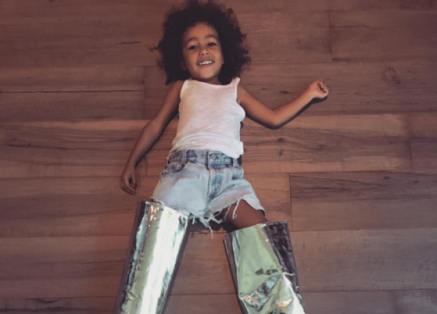Kim Kardashian: Αν οι μπότες της σου φαίνονται οικείες είναι επειδή η μικρή North τις είχε φορέσει πρώτη!