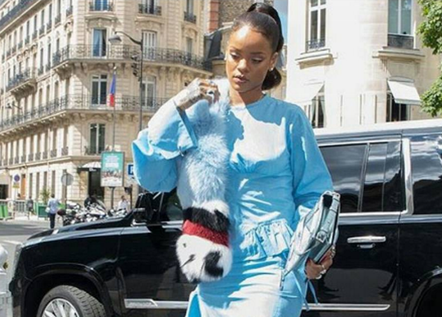 Rihanna τα παπούτσια σου μας αγχώνουν…