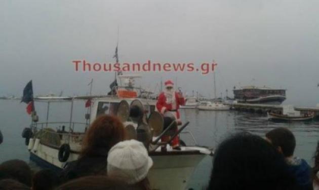 Με καραβάκι έφτασε ο Άγιος Βασίλης στη Θεσσαλονίκη