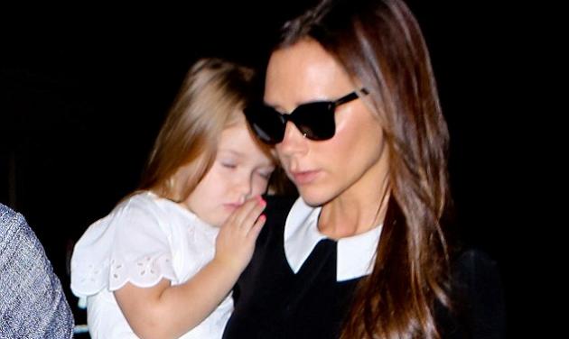 Victoria Beckham: Η άφιξη στο αεροδρόμιο με την Harper να κοιμάται στην αγκαλιά της!