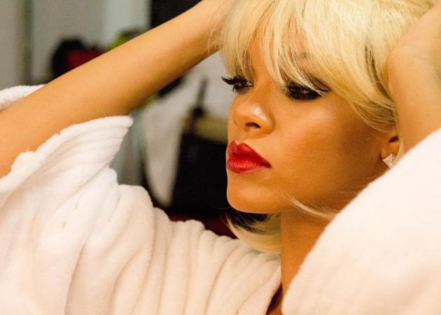 Δες backstage photos από την… τολμηρή φωτογράφιση της Rihanna για τα MAC!