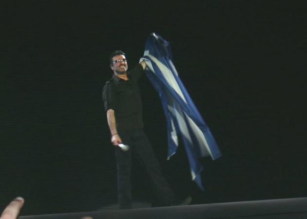 Όταν ο George Michael τραγούδησε στην Αθήνα με την ελληνική σημαία αγκαλιά! [vid]