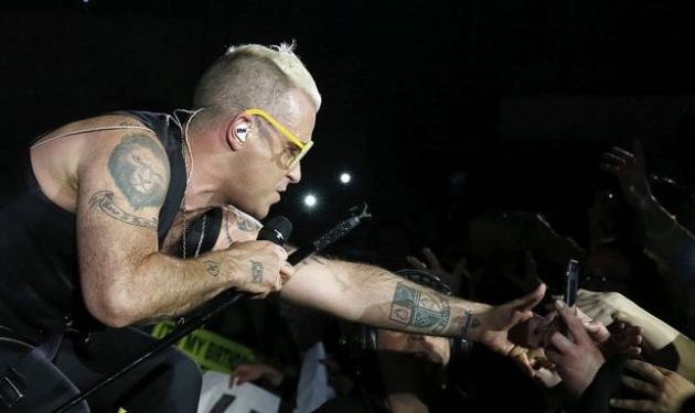 Συγκινεί ο Robbie Williams – Αφιέρωσε το “Angels” στα θύματα της αεροπορικής τραγωδίας