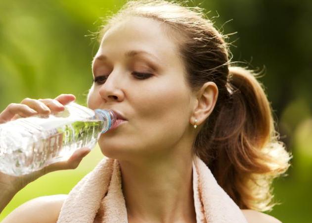 ΠΡΟΣΟΧΗ: Πότε υπάρχει κίνδυνος από το πλαστικό μπουκάλι νερού που αφήνεις στην ζέστη
