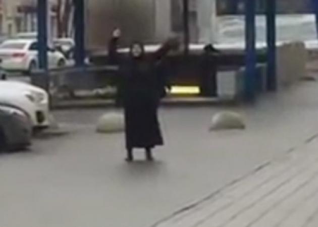 Φρίκη! Γυναίκα στη Μόσχα, περπατούσε στο δρόμο κρατώντας κομμένο κεφάλι παιδιού