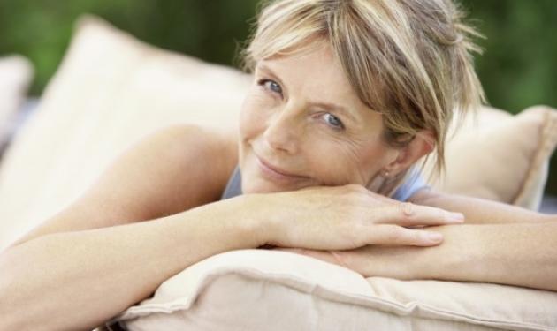 Πώς ο λιναρόσπορος, το γάλα και η ηλιοθεραπεία βοηθούν στην εμμηνόπαυση