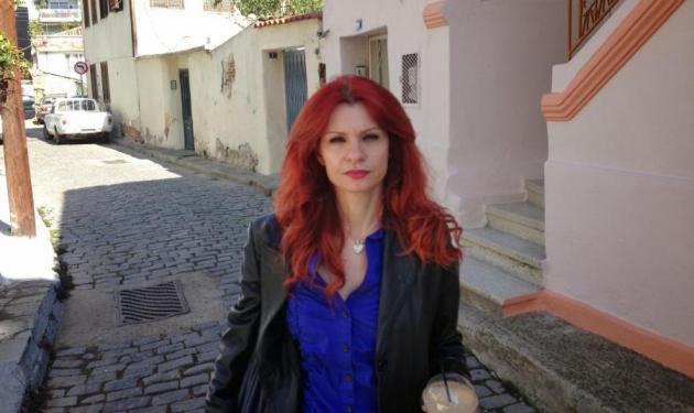 Άγνωστοι μαχαίρωσαν την δημοσιογράφο Θάλεια Χούντα στο γκαράζ της πολυκατοικίας της