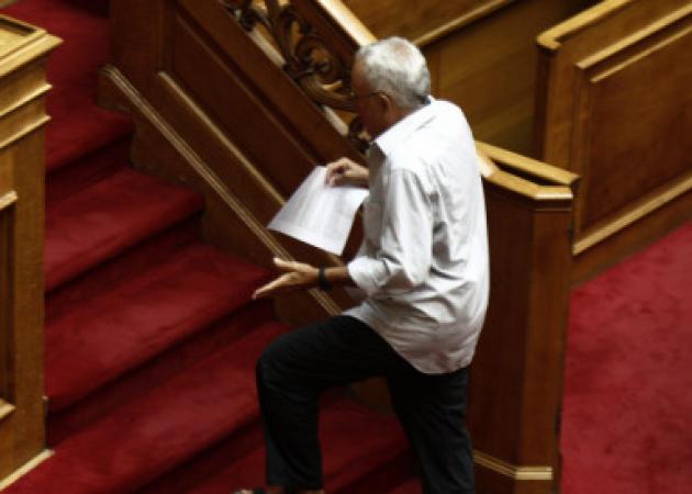Κώστας Ζουράρις: Δεν φαντάζεσαι με τι παπούτσια εμφανίστηκε στη Βουλή!