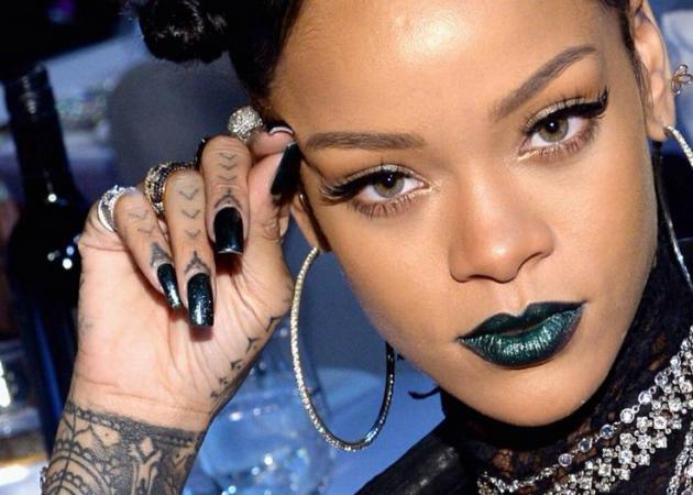 Η Rihanna δείχνει στην ανιψιά της πώς να κάνει μανικιούρ!