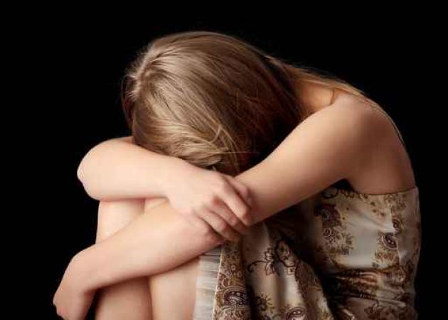 Τα 6 σημάδια που προδίδουν ότι κάποιος “συγκαλύπτει” την κατάθλιψη που περνάει
