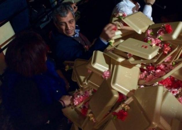 Θεσσαλονίκη: Απίθανος λουλουδοπόλεμος στα μπουζούκια – ”Έπνιξαν’ τον Θέμη Αδαμαντίδη